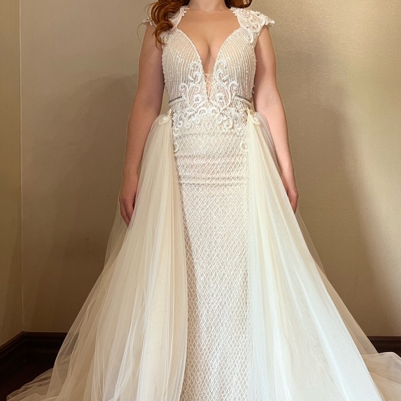 Beautiful BERTA WEDDING DRESS - Picture 6 of 14